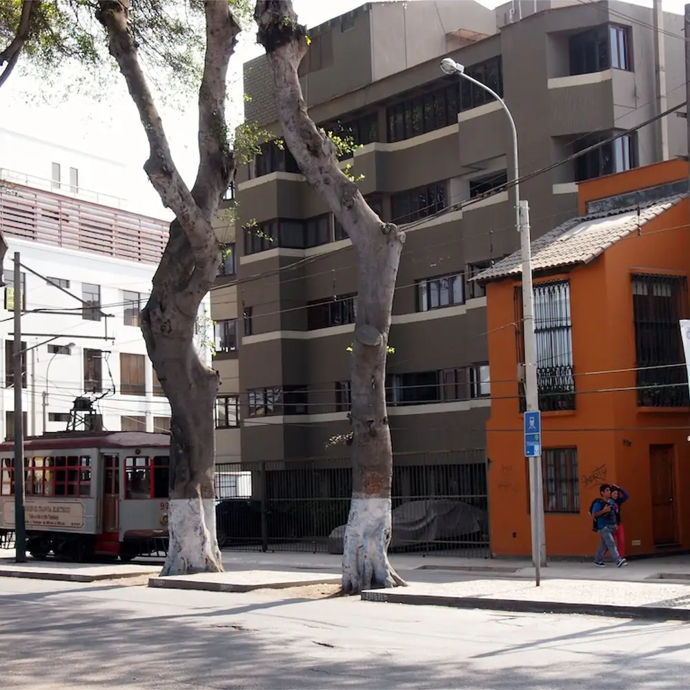 Calle de Barranco con el tranvía antiguo y casas coloridas