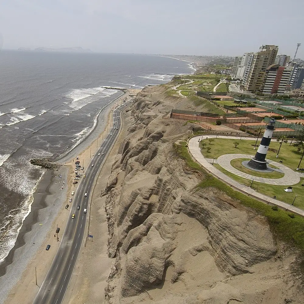 Malecón de Miraflores con el faro sobre los acantilados frente al mar